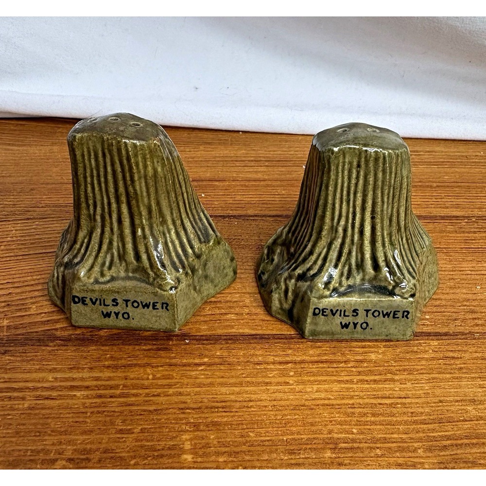 Vintage Devils Tower WYO Souvenir Ceramic Salt & Pepper Shakers Set of 2 Green